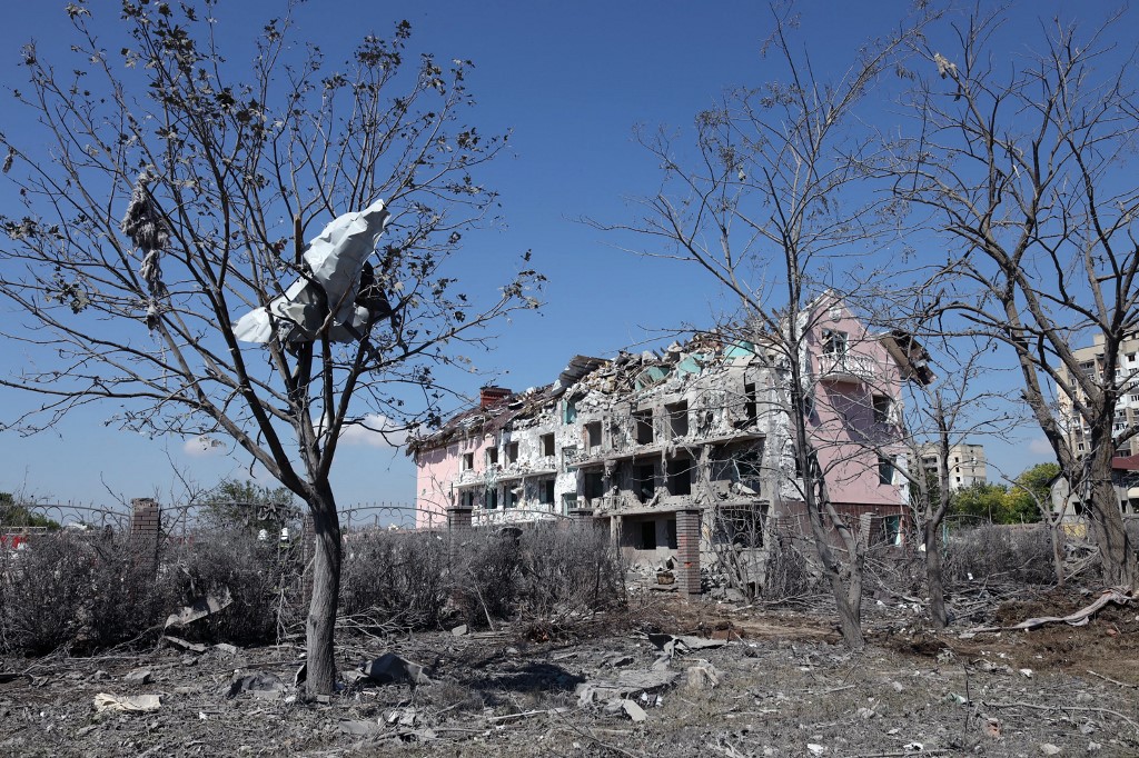 Al menos 15 muertos en un bombardeo contra una residencia en el este de Ucrania