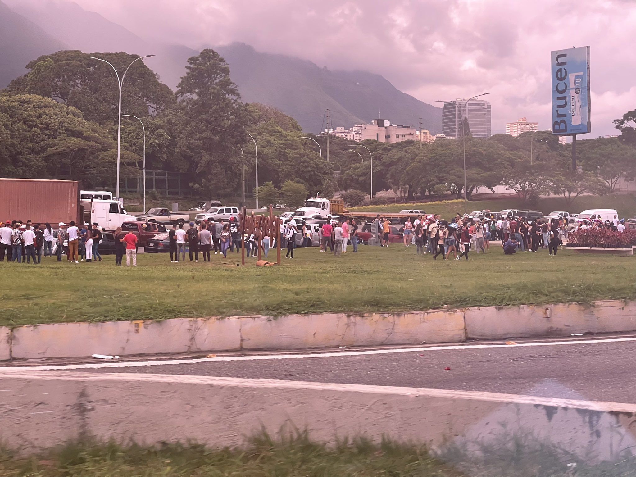 Bachilleres armaron tremendo “bochinche” en la Esfera de Soto tras su graduación (Fotos)