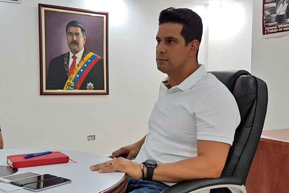 Exalcalde chavista “cocinó” un guiso millonario, dejó el pelero… y ahora lo buscan como “palito e’ romero”