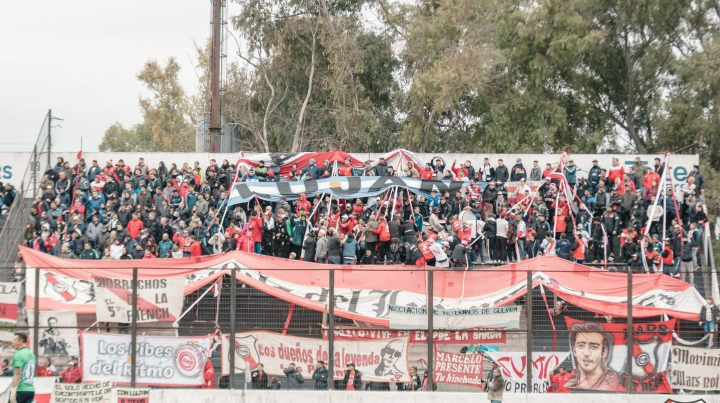 Murió un joven hincha tiroteado por barras bravas en Argentina