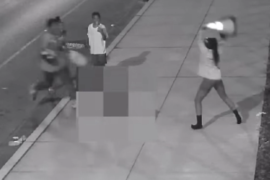 Horroroso ataque en EEUU: Adolescentes se ríen mientras matan a golpes a un anciano con cono de tráfico (VIDEO)