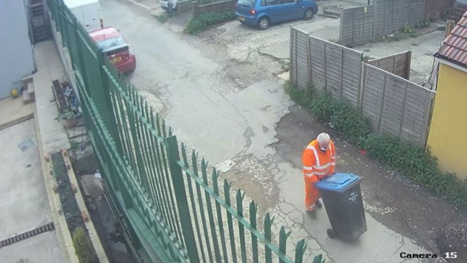 Lo captaron cuando empujaba un pote de basura con el cadáver recién asesinado de una mujer (FOTO)