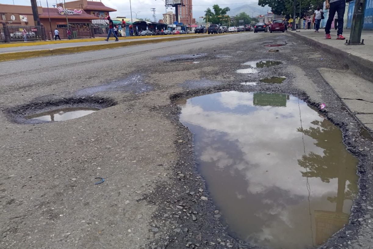 Huecos en Maracay “no dan tregua” a los amortiguadores de los vehículos