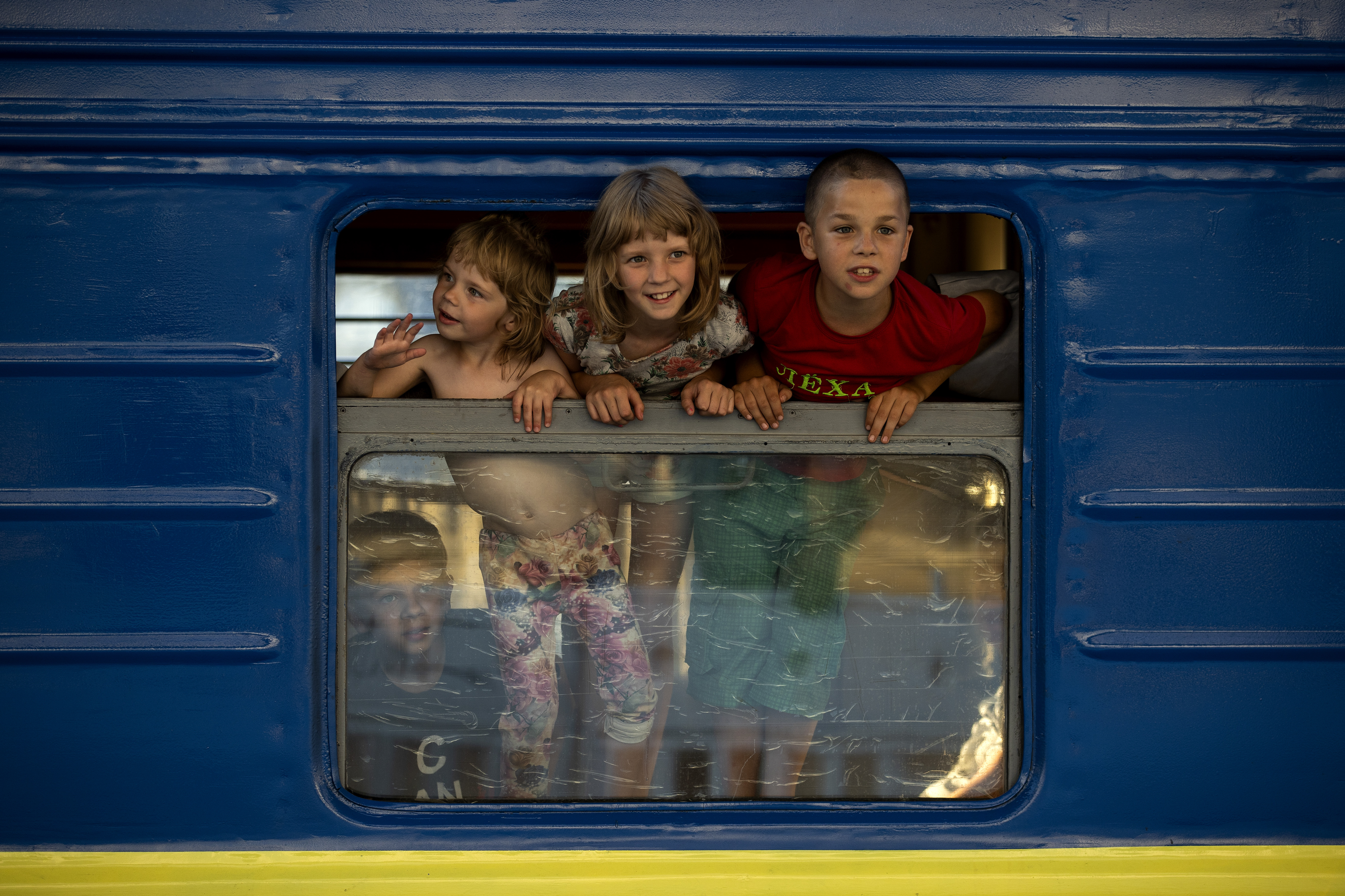 Un tren hacia lo desconocido para escapar de la devastación del Donbás (FOTOS)