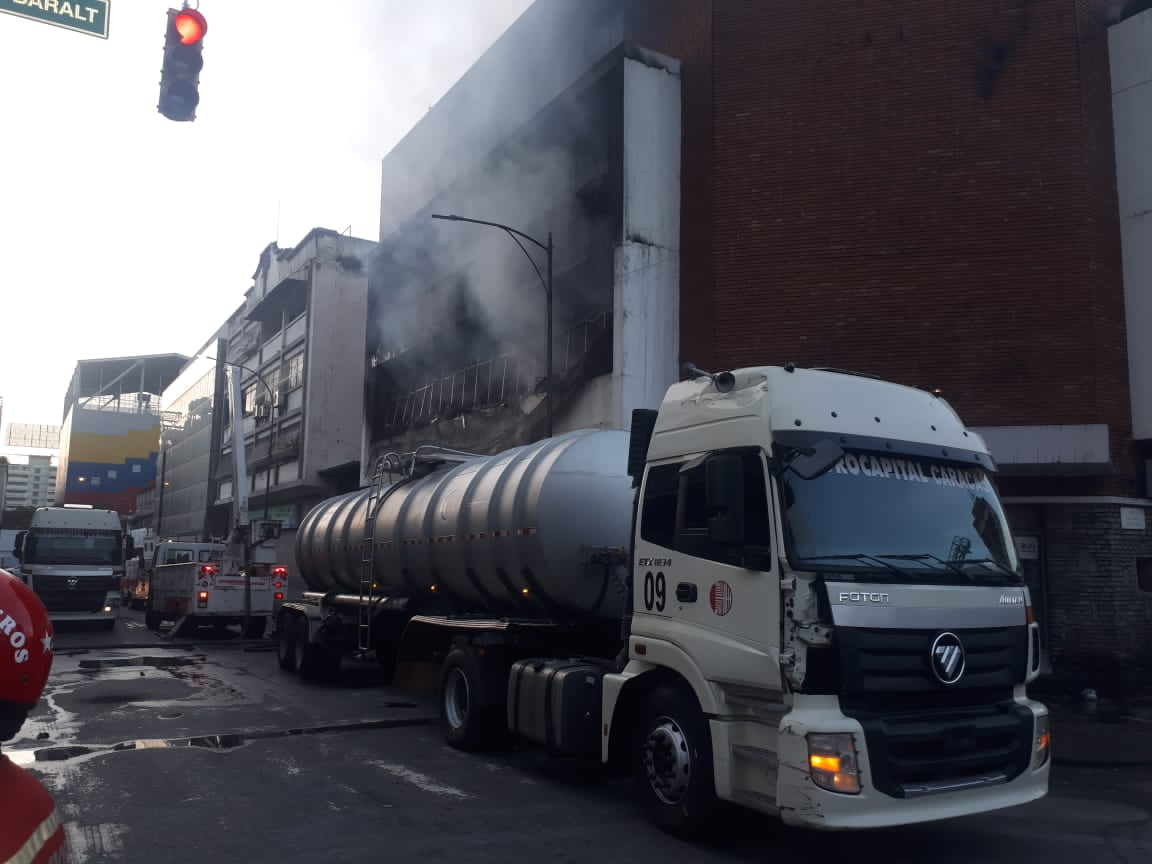 Bomberos de Caracas, tras la pista de la causa del incendio en Mercado Los Corotos