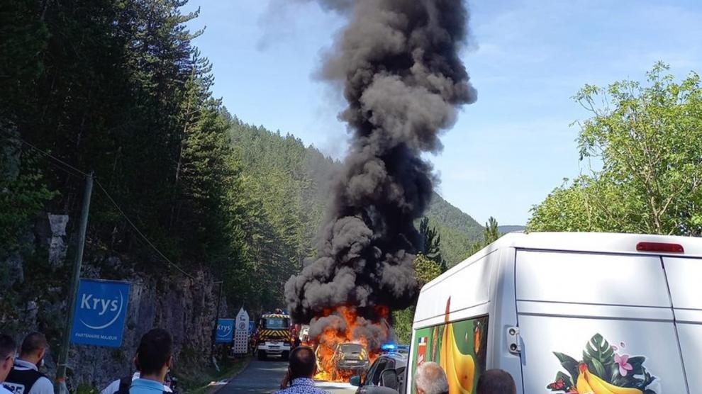 Susto en el Tour de Francia: una patrulla se incendia a un kilómetro de la meta