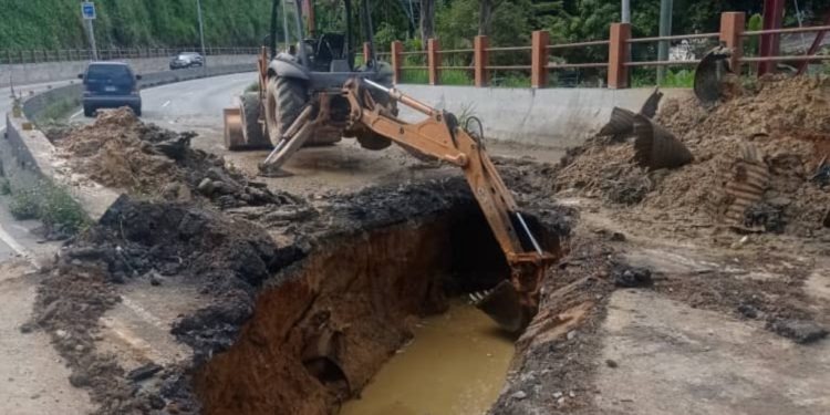 Chavismo habilitó tres desvíos ante cierre de carretera Panamericana por hundimiento