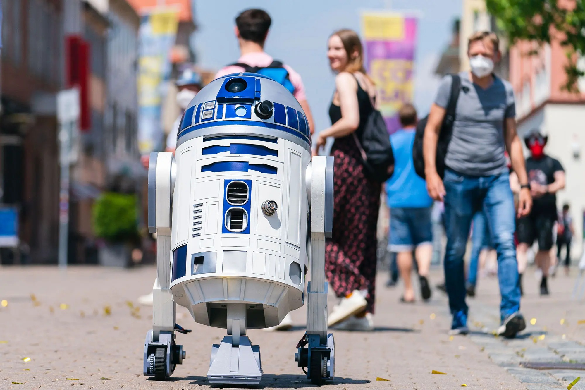 La “Fuerza” no estuvo con él: Se hizo pasar por empleado de Disney para robar réplica de R2-D2 de 10 mil dólares