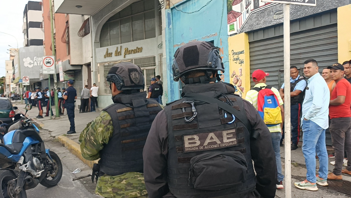 En imágenes: Toma de rehenes tuvo en vilo a clientes de una óptica en Barquisimeto