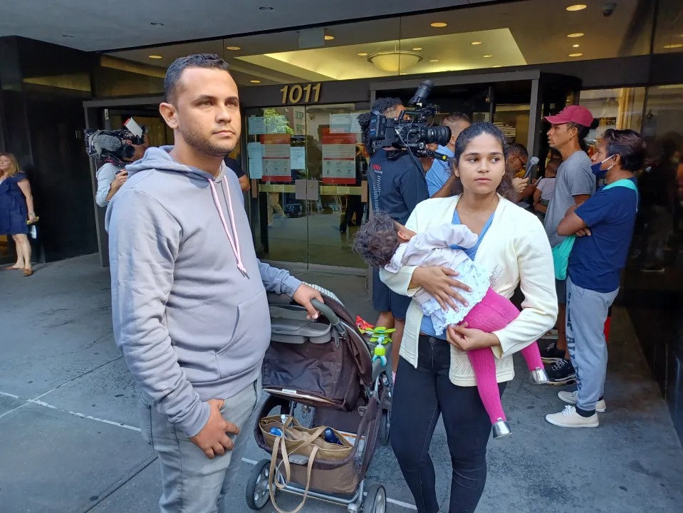 Oleada de inmigrantes que llegan continuamente a Nueva York preocupan a la Iglesia católica: 90% son venezolanos