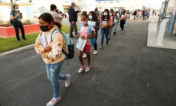 La polémica en Los Ángeles por proyecto escolar que hizo que estudiantes recolectaran algodón