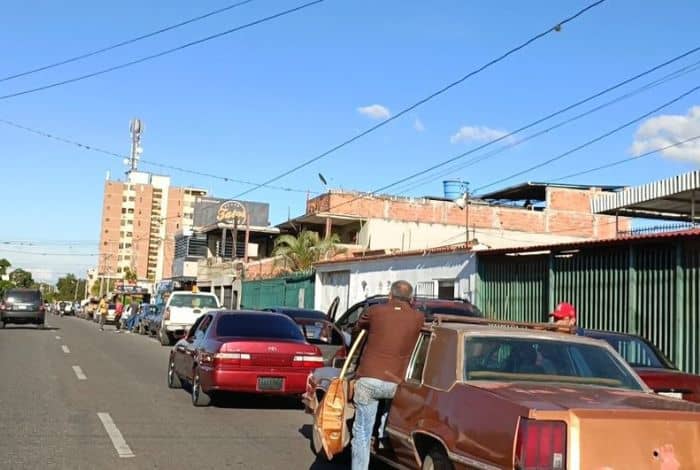 Mientras el chavismo sigue enviando combustible a Cuba, reaparecen las colas en las bombas en Lara