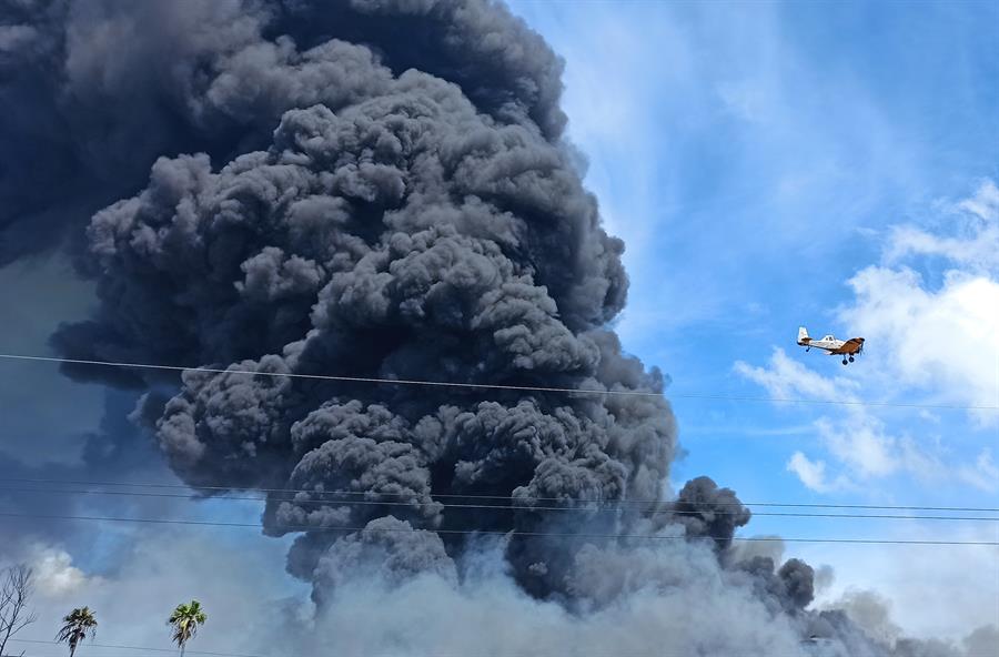 Colapsa tercer tanque en la zona industrial con gran incendio en Cuba