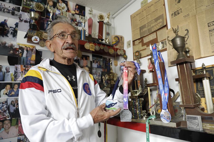 Carlos Arciniegas, el inagotable atleta colombiano de 79 años