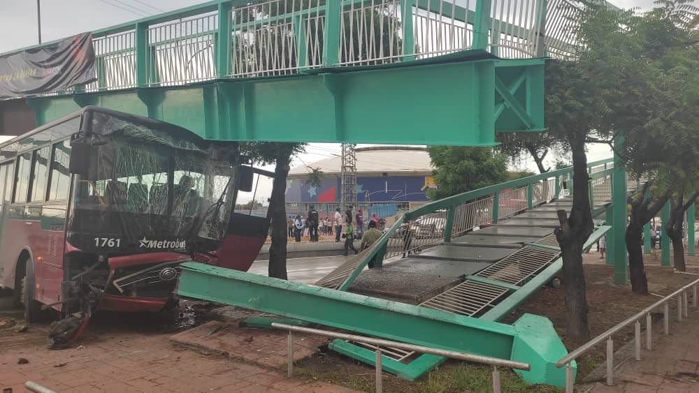 Al menos un herido dejó accidente de un Metrobús en la avenida Soublette, Vargas