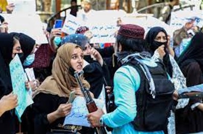 Los talibanes golpearon a mujeres y periodistas para dispersar una protesta en Kabul