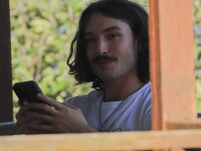 Ezra Miller apareció refugiado en casa de su madre mientras sus polémicas crecen (FOTOS)