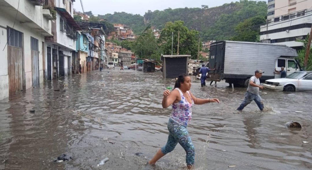 Dramáticas imágenes del sector La Línea en Petare tras desborde del río Guaire (VIDEO)