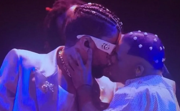 ¿Salió del closet? Bad Bunny se dio un beso con un hombre y el VIDEO le da la vuelta al mundo