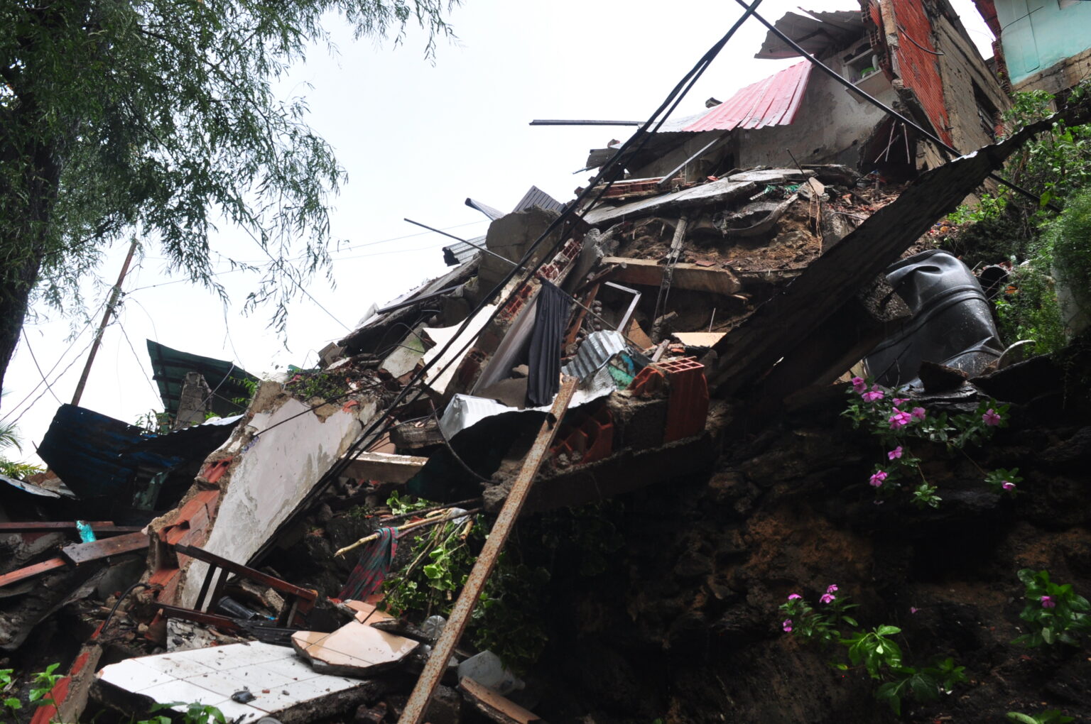 Vivienda colapsó tras fuertes lluvias en Quebrada de Germán, Vargas (Video)