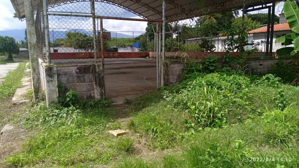 Estructura de una cancha deportiva amenaza con caer sobre una vivienda en Miranda, Carabobo (Imágenes)