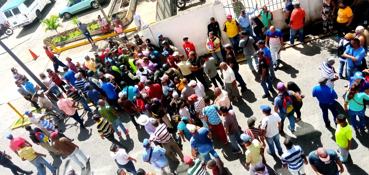 Trabajadores de las alcaldías chavistas de Santa Bárbara y Maturín se amotinaron para exigir mejoras laborales