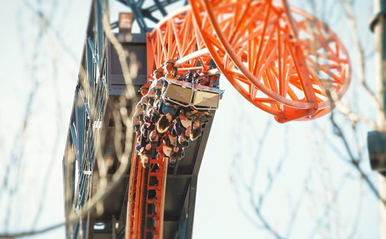 Una decena de personas, atrapadas en lo más alto de una montaña rusa de un parque de atracciones en Madrid