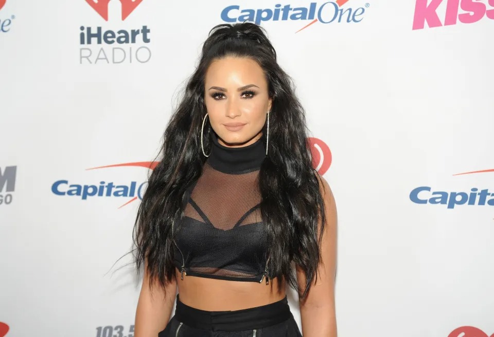 Captada en Nueva York: Demi Lovato se abre al amor y deja ver su reciente “corazoncito”