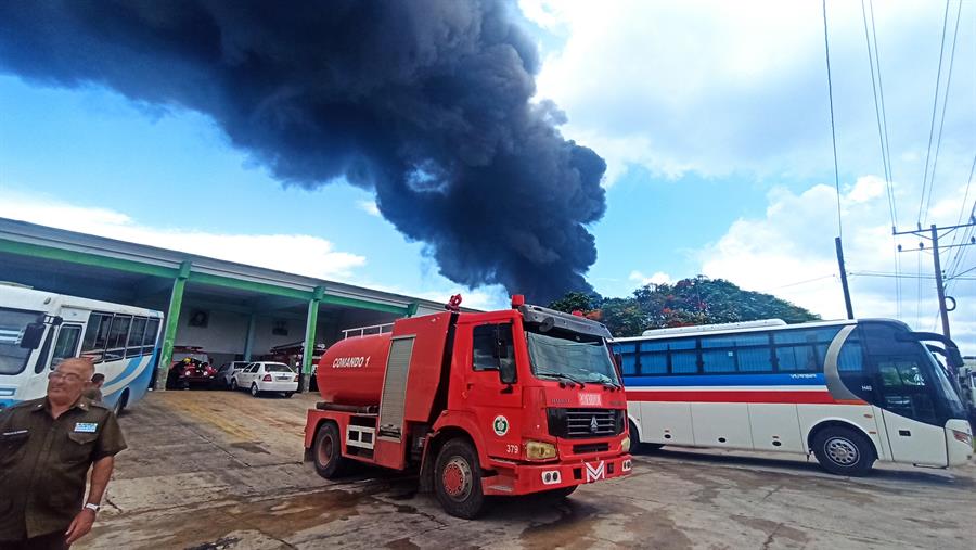 Cuba recibe asesoría técnica de EEUU para sofocar el incendio en Matanzas