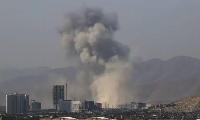 Ataque suicida dejó al menos diez muertos en una mezquita de Kabul