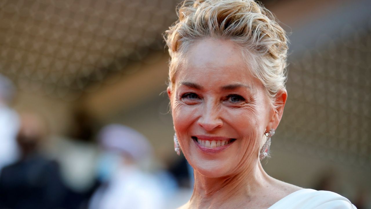 Sharon Stone reveló que un novio más joven que ella la dejó por negarse a ponerse bótox