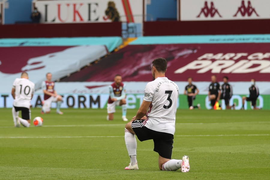 Jugadores de la Premier League inglesa ya no hincarán la rodilla contra el racismo antes de los partidos