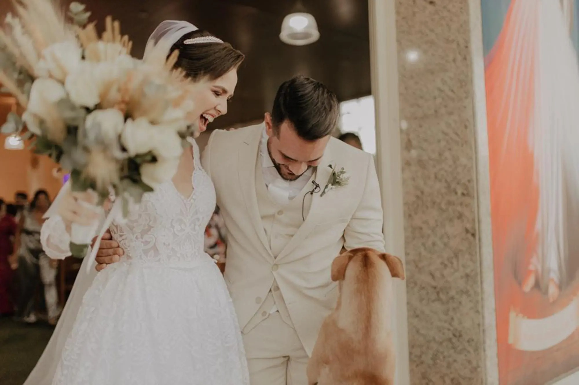 VIRAL: Recién casados adoptaron al perro callejero que arruinó su boda