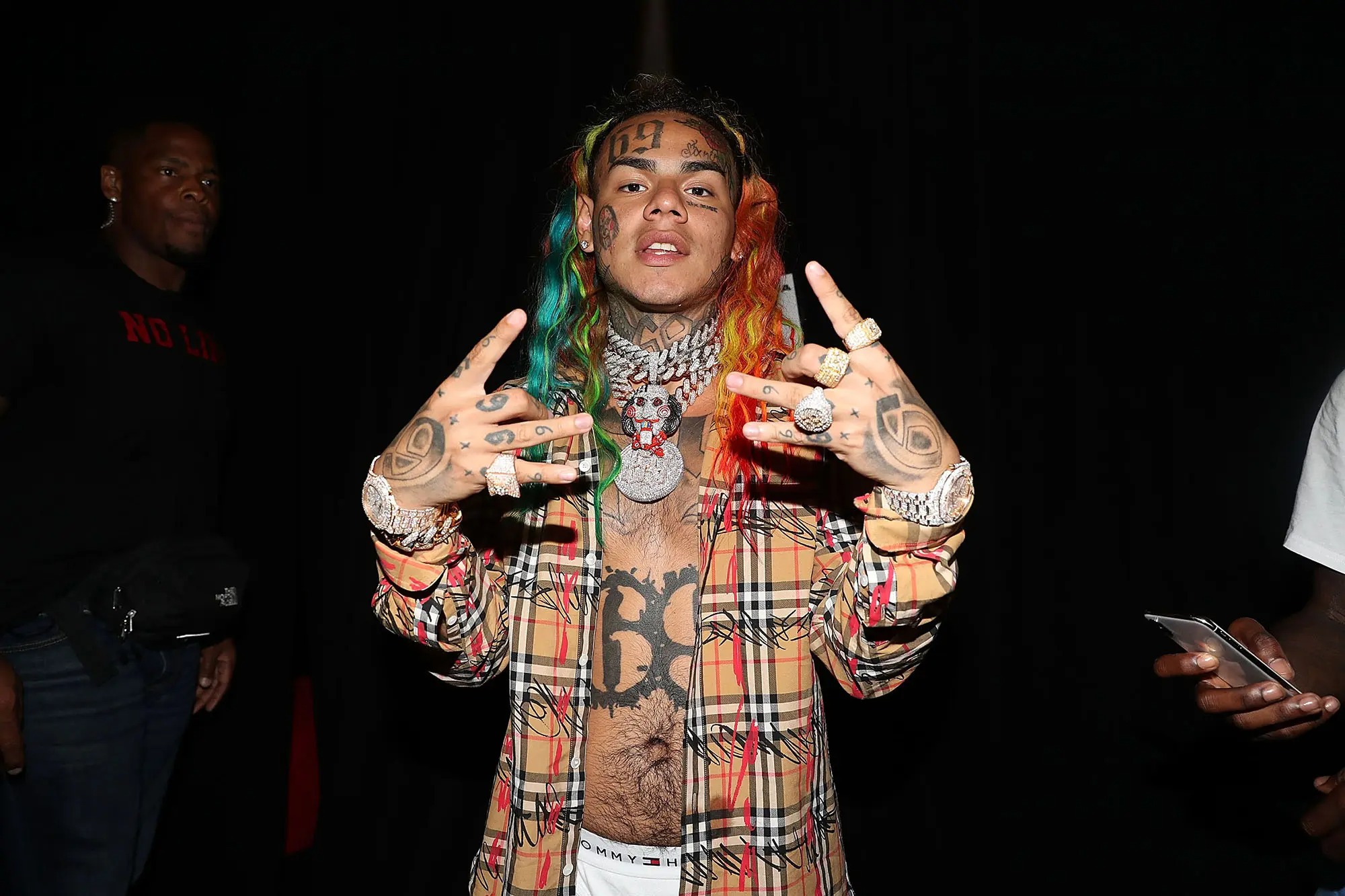 Rapero estadounidense Tekashi es arrestado en Santo Domingo acusado de violencia machista