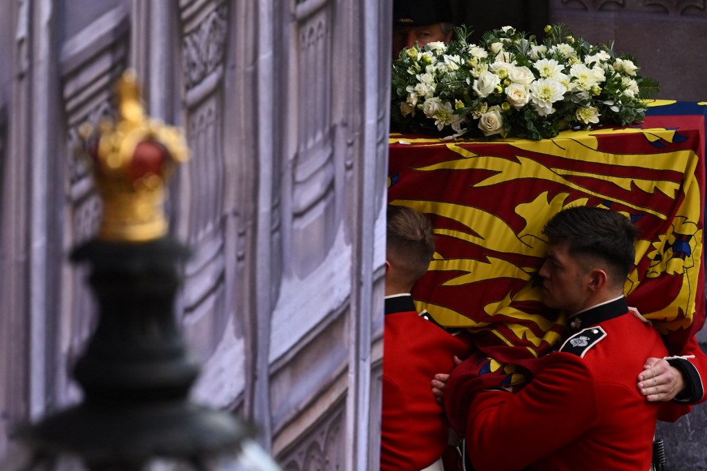 Suspenden acceso a la cola para ver féretro de Isabel II por exceso de gente