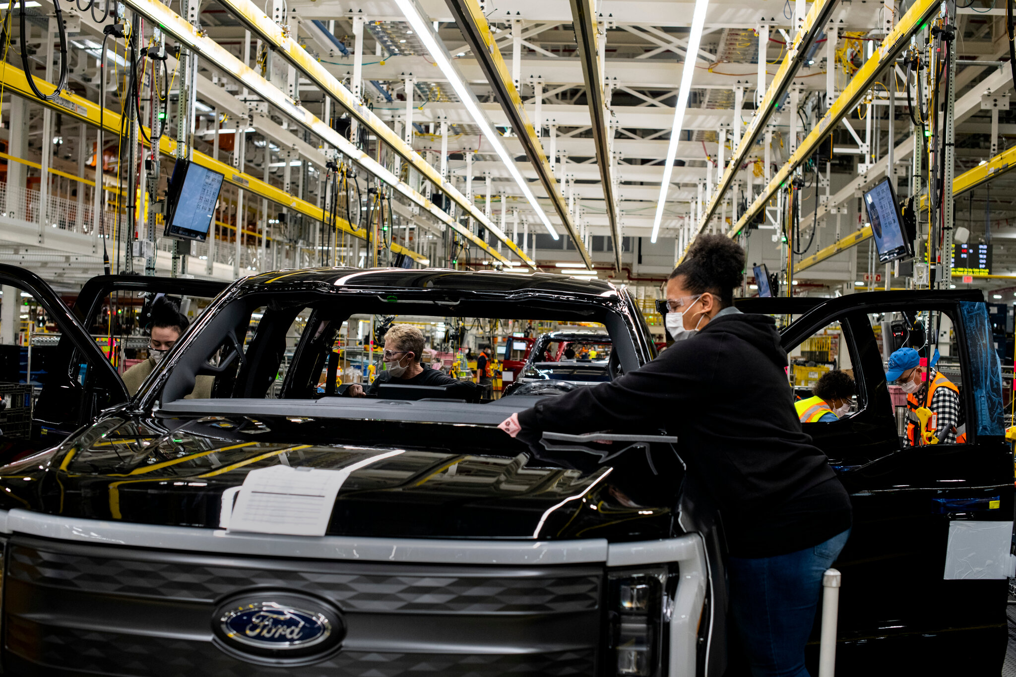 Biden impulsa la fabricación de vehículos eléctricos en Detroit (Video)