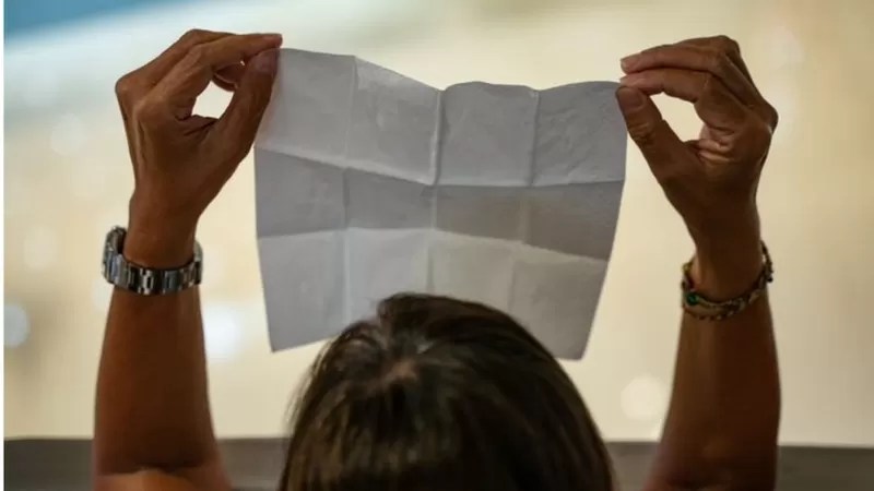 Por qué los carteles en blanco se han convertido en una forma de protesta en Reino Unido tras la muerte de Isabel II