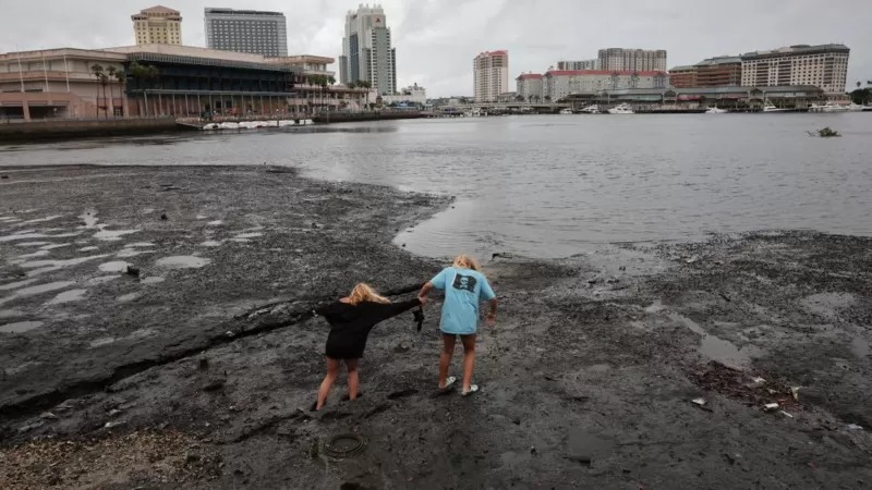 Por qué se retiró el agua del océano de la bahía de Tampa antes de la llegada del poderoso huracán Ian