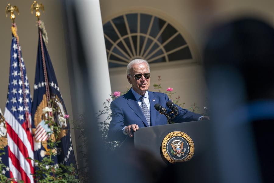 Latinos creen que demócratas velan más por ellos, pero reprueban a Biden