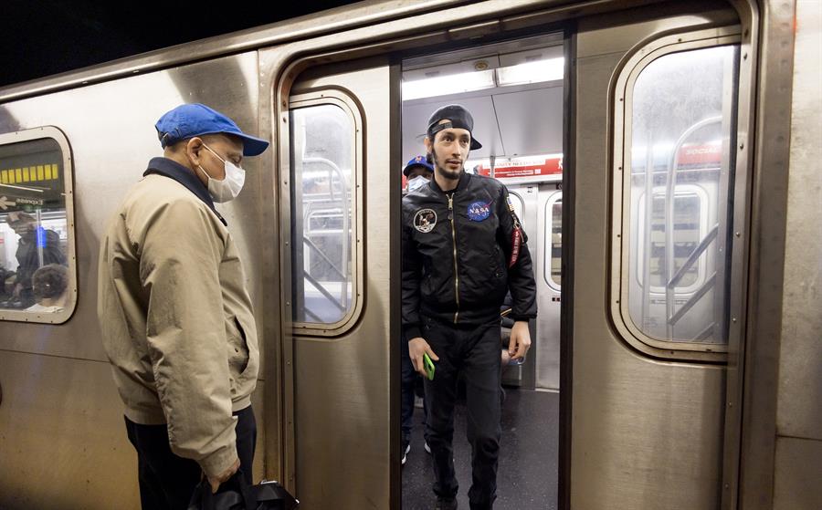 En Nueva York levantan mandato de llevar mascarillas contra el Covid-19 en medios de transporte