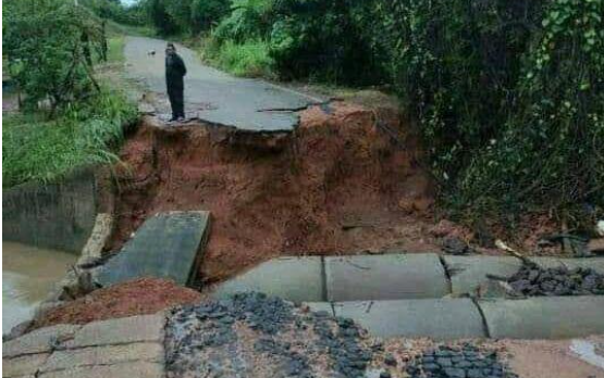 Colapso de tres puentes mantiene incomunicados a habitantes de Pozo Verde en Bolívar (FOTOS)