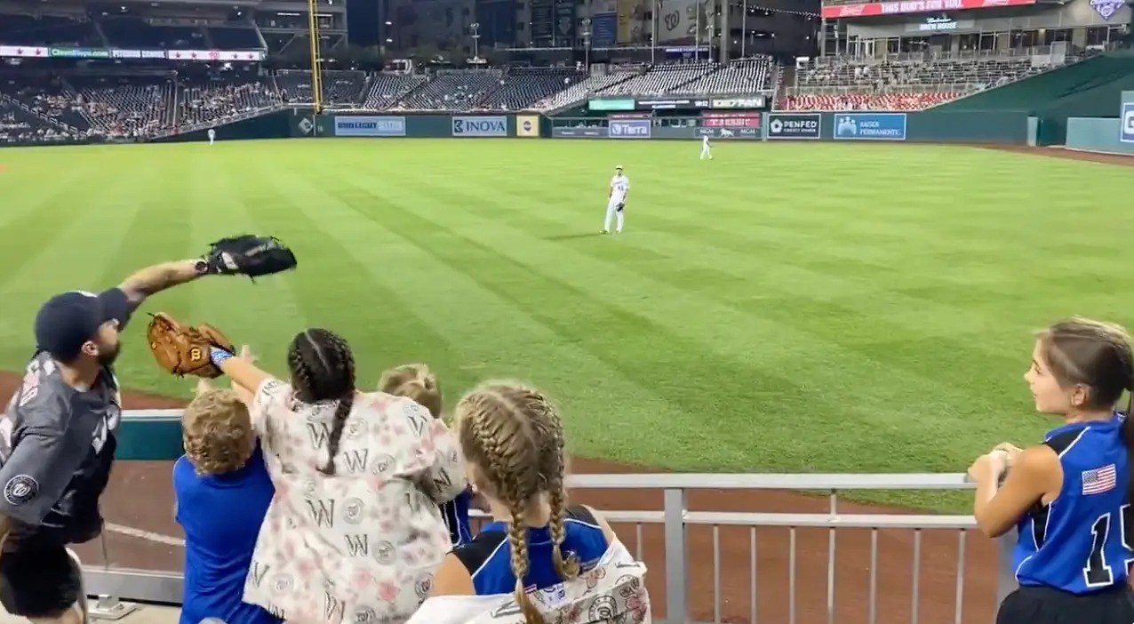 VIRAL: Lo que hizo Nacionales de Washington cuando hombre robó pelota de béisbol a una niña (VIDEO)