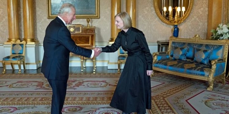 Carlos III recibió a Liz Truss y a líderes internacionales en el Palacio de Buckingham (FOTO)