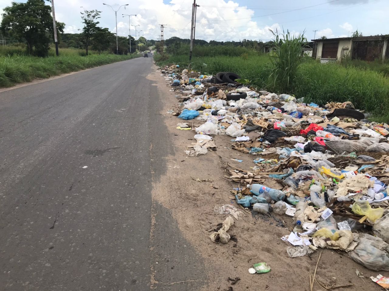 Calles rotas y cloacas desbordadas: el reclamo de vecinos del barrio Francisca Duarte en Bolívar