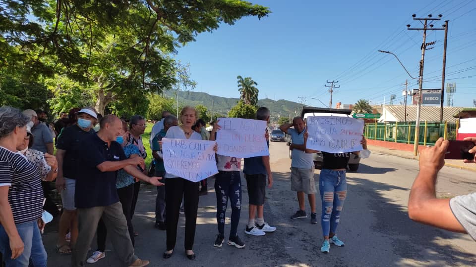 Sigue la crisis: En Puerto La Cruz salieron a protestar tras cinco meses sin agua