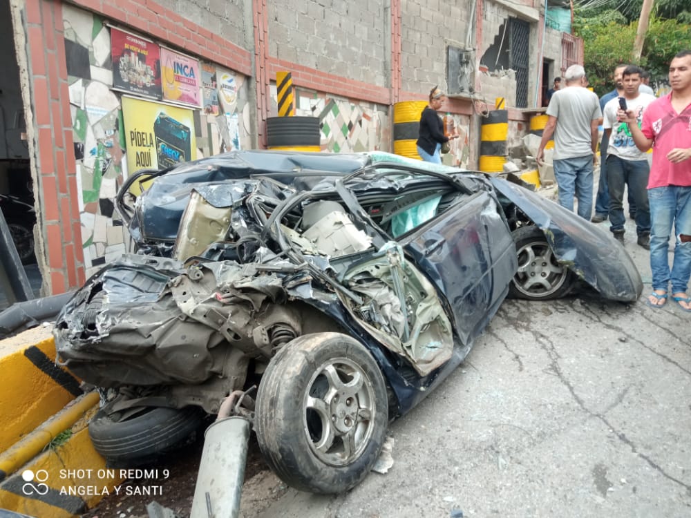 Camión se volcó e impactó a dos personas y a cuatro vehículos en Baruta (Fotos y Video)