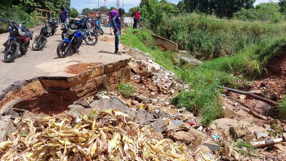 Alarma entre los vecinos del Barrio Sur en Guanipa por posible contaminación del agua potable (Imágenes)