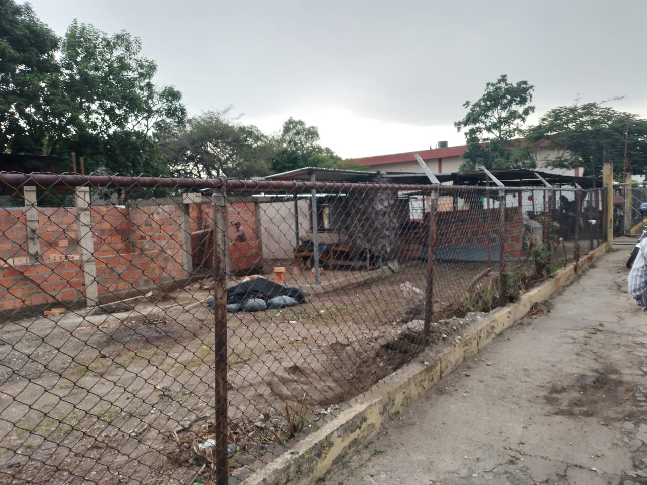 Construyen locales comerciales en terreno destinado para la ampliación del Cuerpo de Bomberos de Ureña (Video)