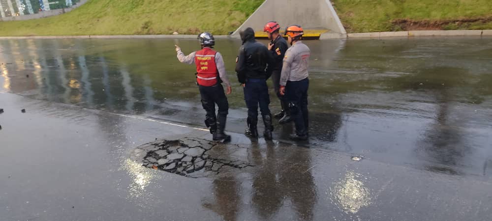 Se levantó nuevamente el asfalto en la Autopista Francisco Fajardo