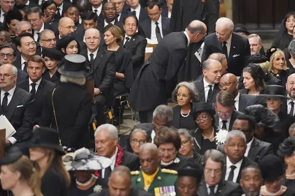 Biden, obligado a sentarse en la última fila del velorio de Isabel II por llegar con “la Bestia”